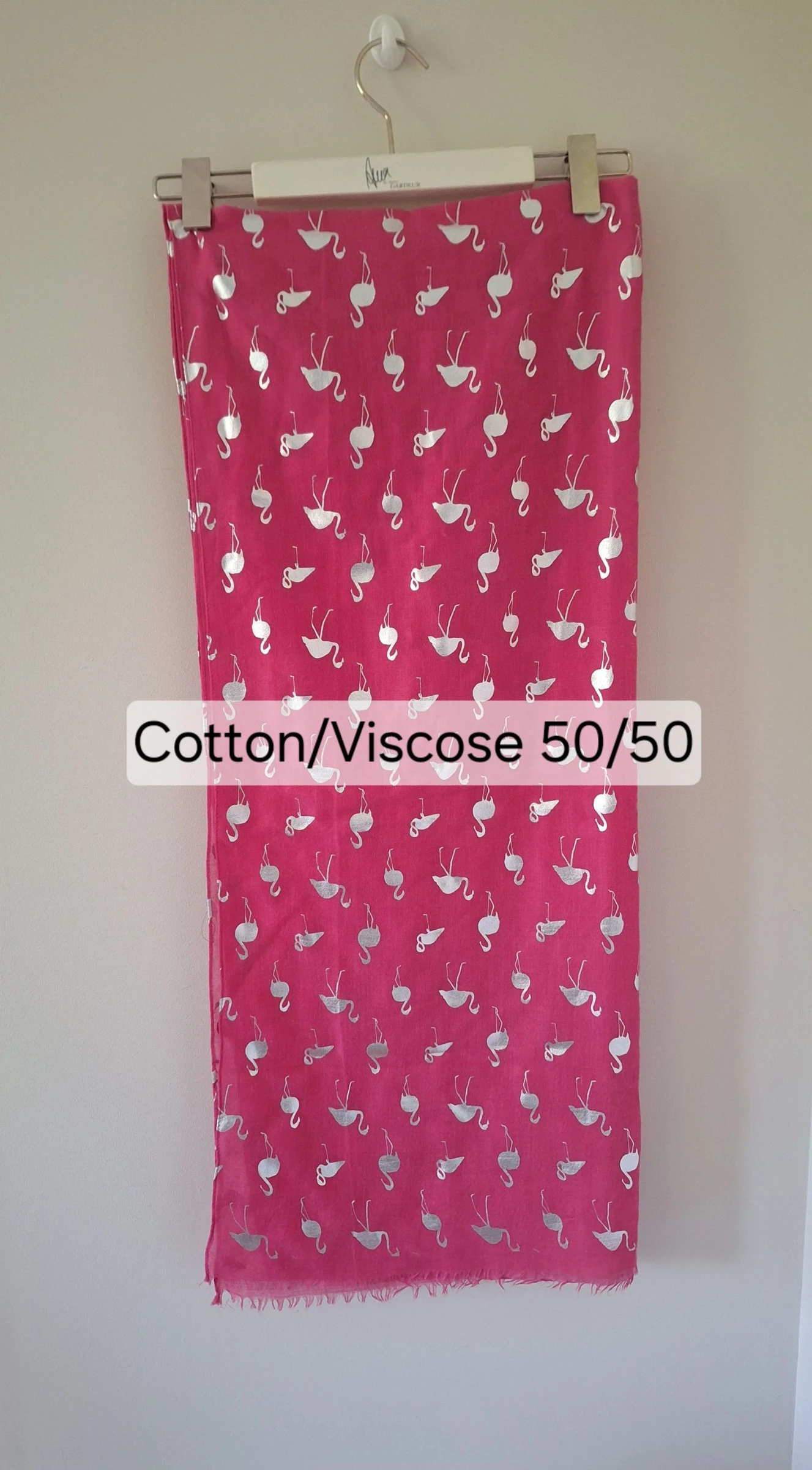 Écharpe rosa com estampa de flamingo prateado em algodão/viscose – photo 2